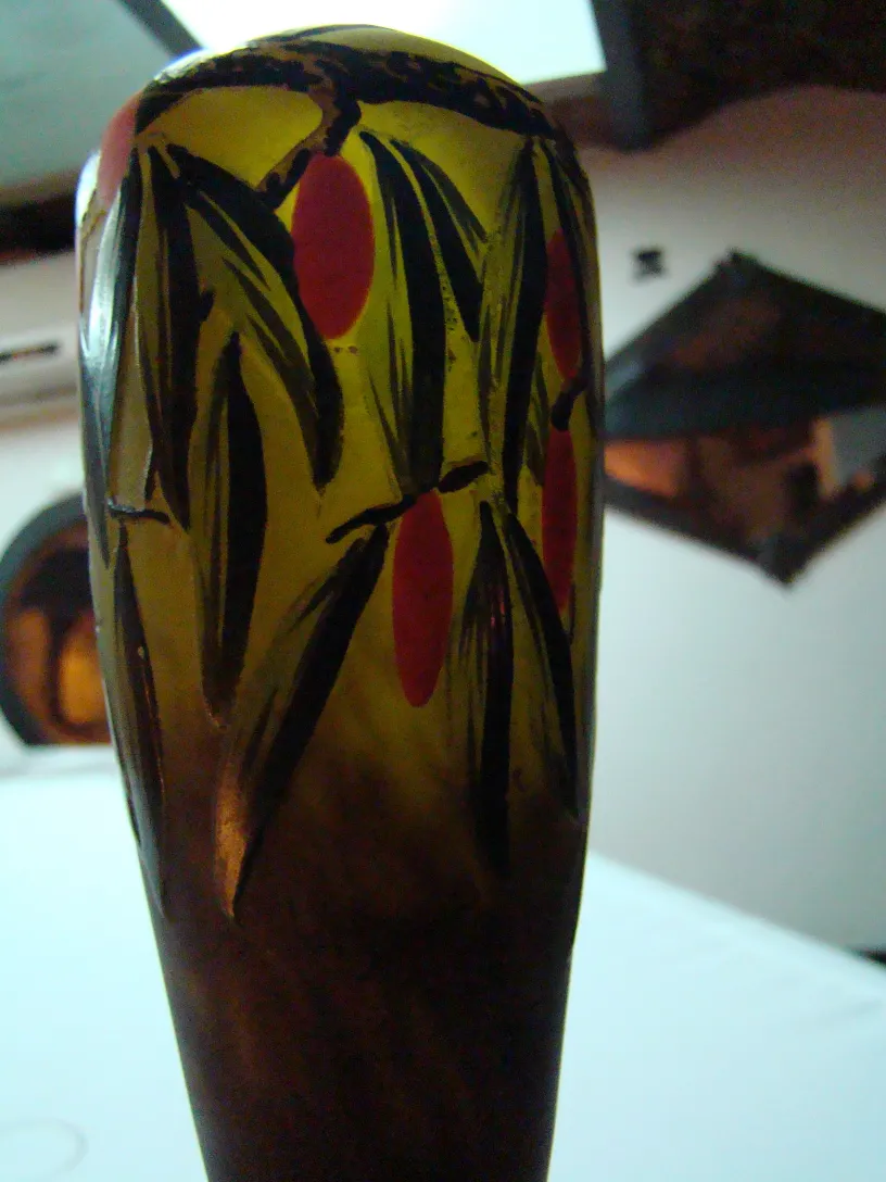 Vidro assinado Schneider com decoração de folhas e frutos vermelhos, antiguidade