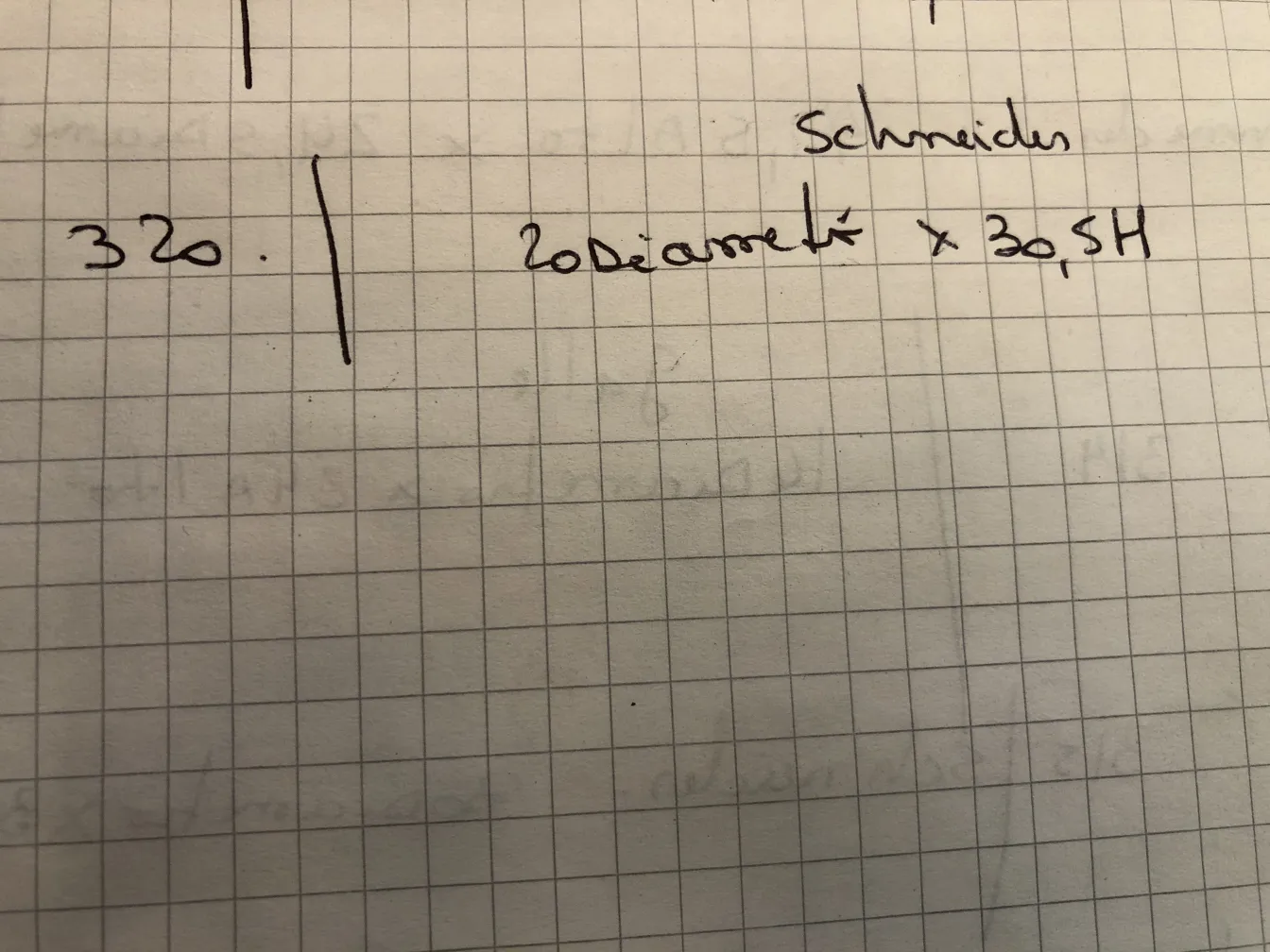 Vidrio antiguo firmado de Schneider con detalles de firma.