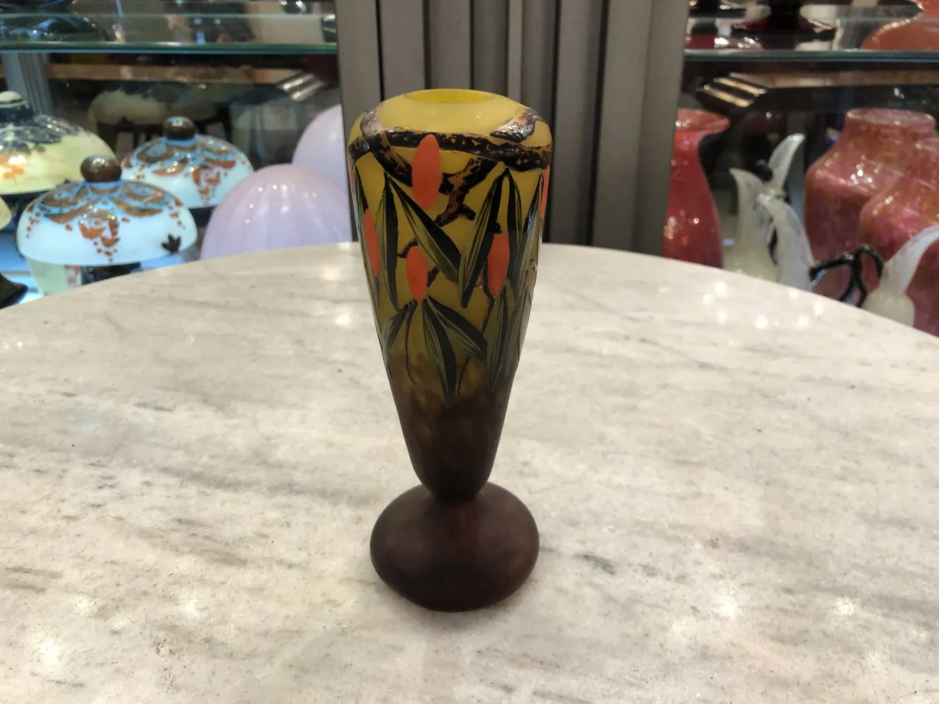 Antigo vidro assinado Schneider com design colorido, decoração floral