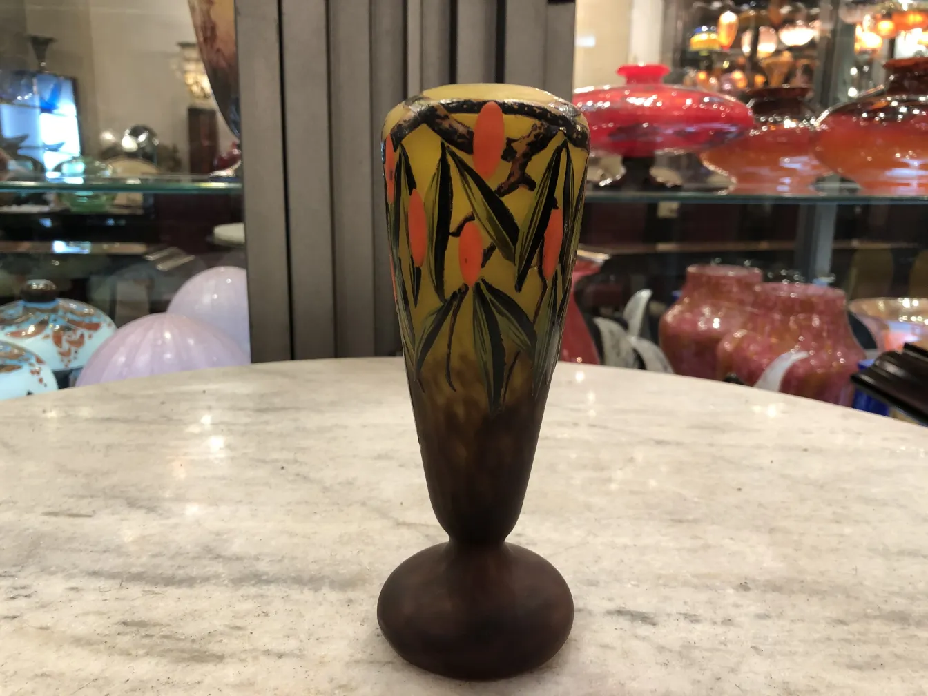 vaso antigo com design floral em amarelo e laranja