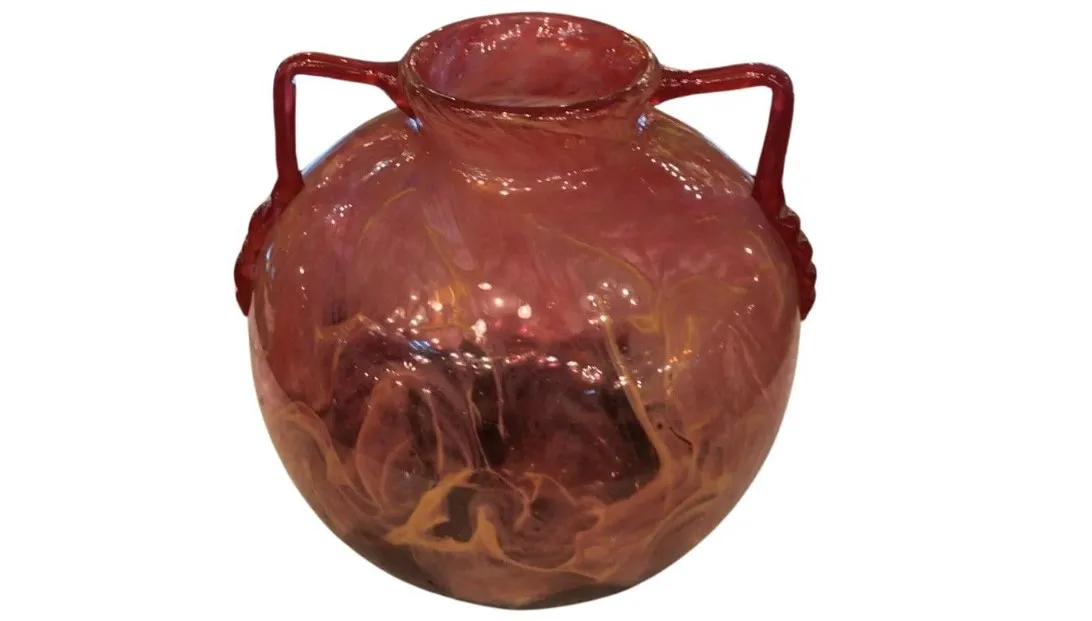 jarre ancienne en verre avec motif coloré et poignées rouges