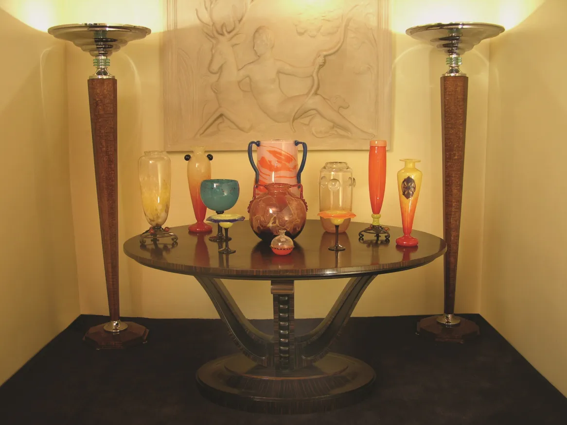 ancien verre décoratif signé schneider sur une table