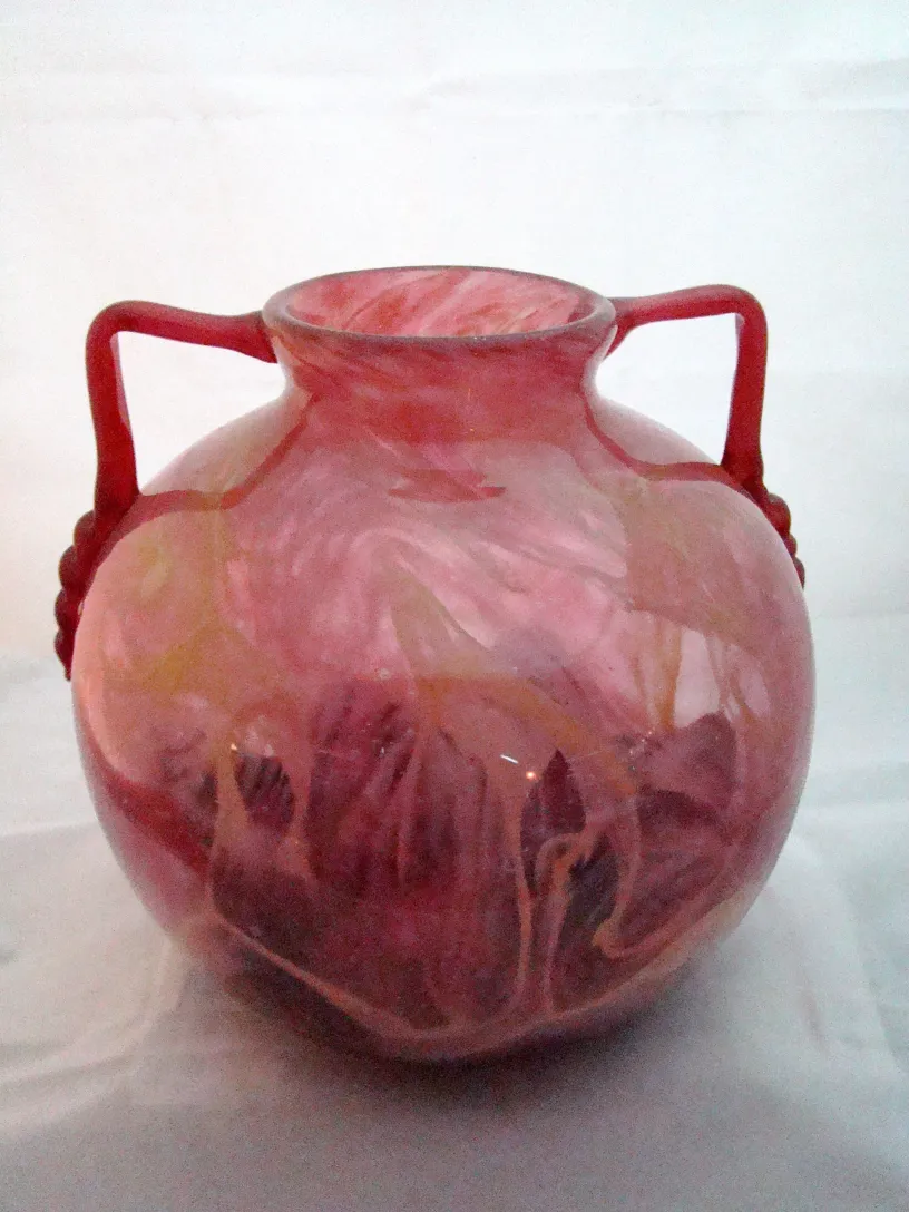 jarre ancienne en verre avec poignées rouges et design rose