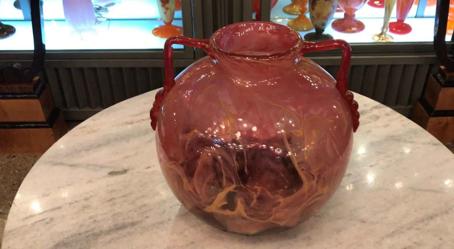 verre antique signé avec formes ondulées et couleurs vives dans un cadre ancien