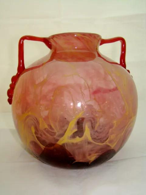 vase avec des tourbillons colorés et des poignées décoratives