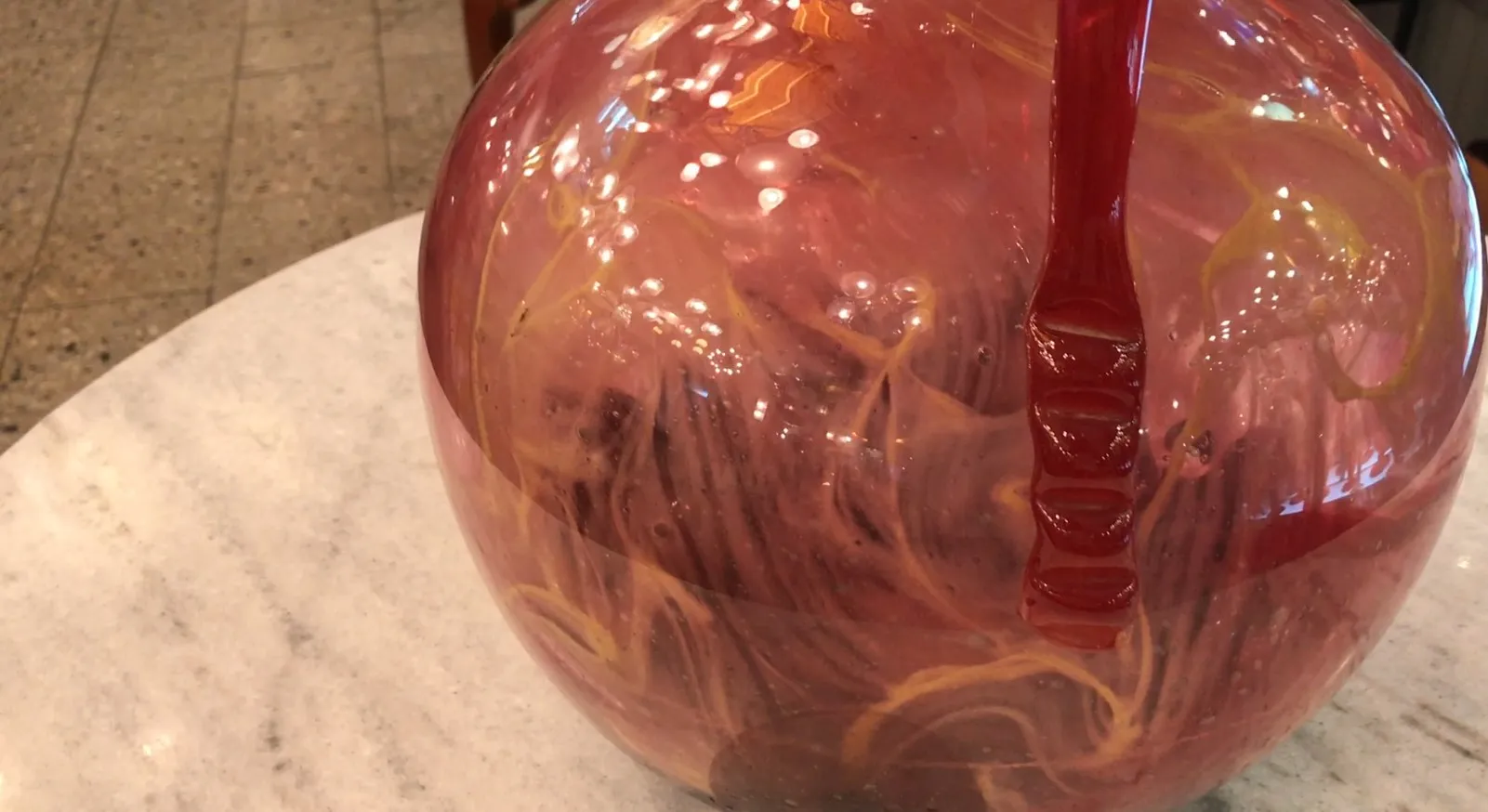 Vidrio firmado Schneider con diseño decorativo francés, antigüedad.