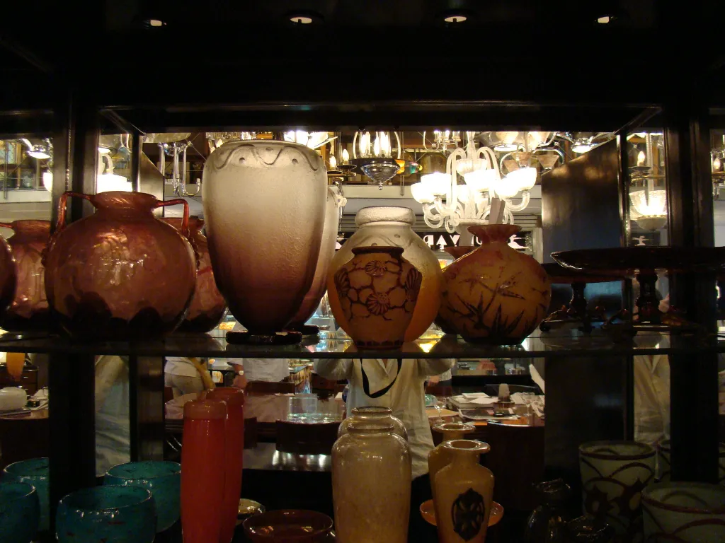 Verre signé par Schneider avec des motifs floraux, antiquité