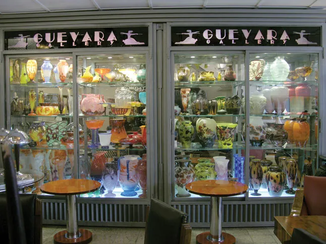 カラフルな展示のサイン入りグラス