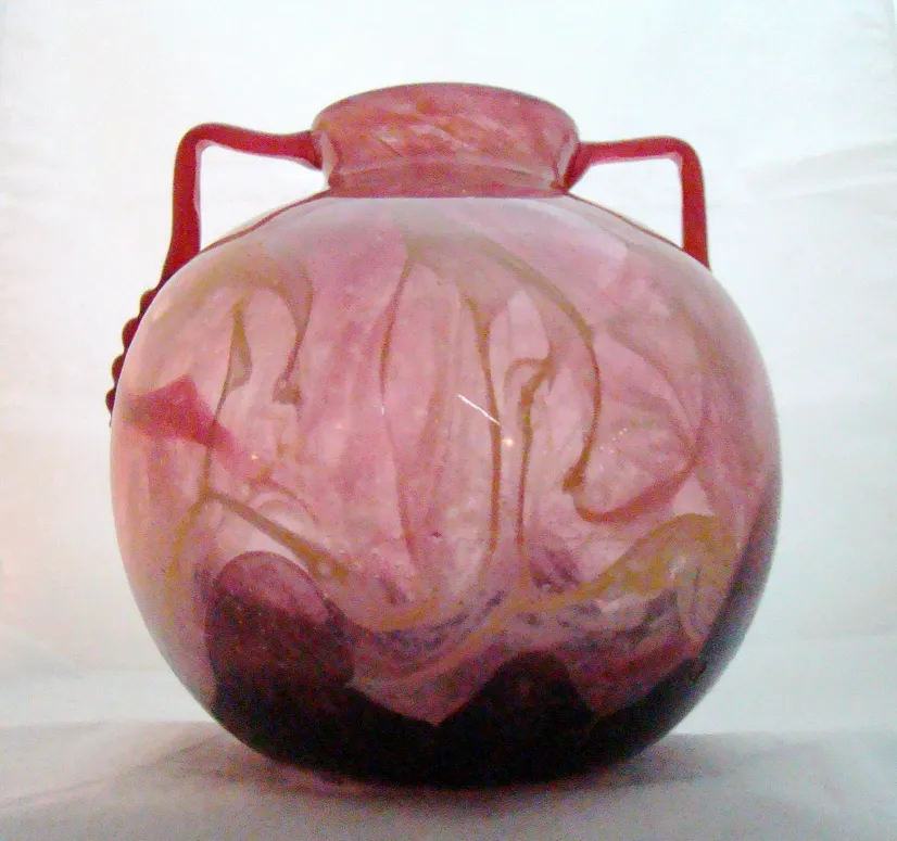 Verre avec la signature de Schneider en teintes roses et dorées.