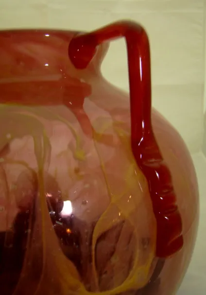 vase ancien en verre avec forme élégante et couleurs vives