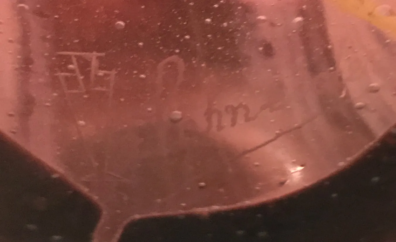 verre ancien avec la signature de Schneider, présente des détails uniques et des bulles à la surface