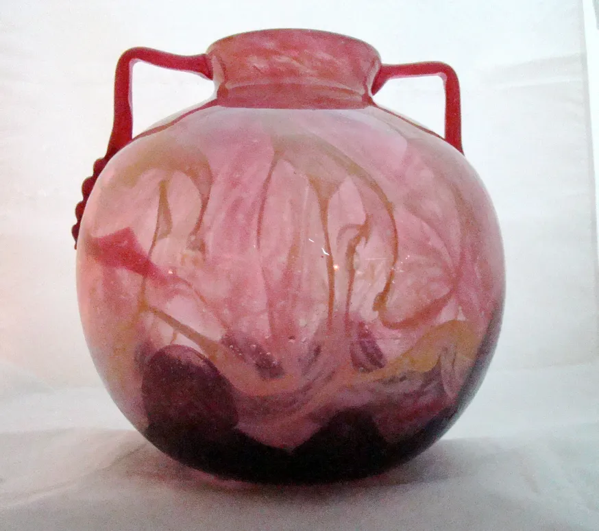 verre ancien avec motifs doux et poignées décoratives