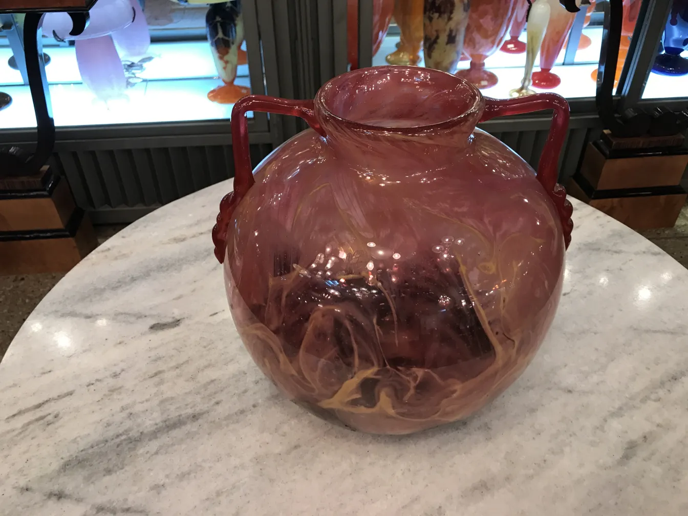 Vetro antico firmato Schneider, rosa con dettagli unici, oggetto decorativo.