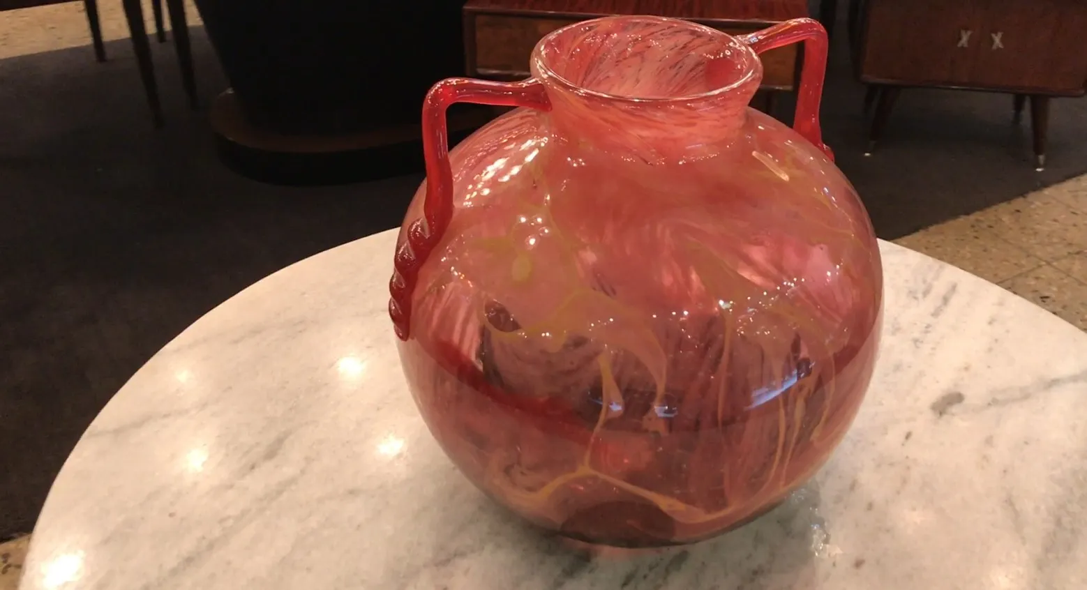 Verre antique signé par Schneider, avec des détails rouges et jaunes.