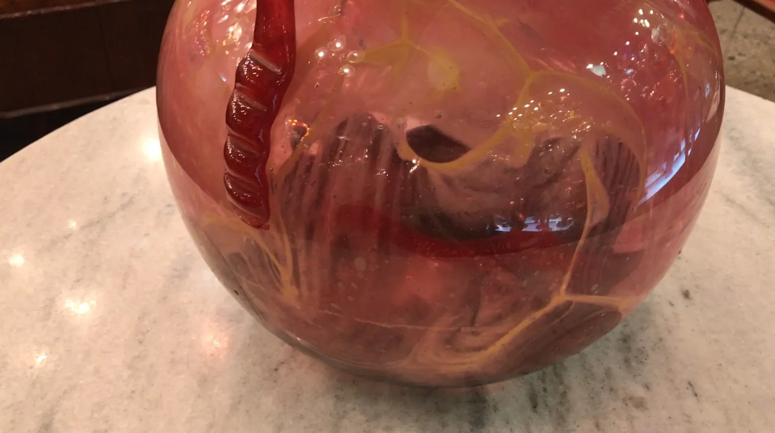 verre décoratif signé par schneider avec un design unique et des couleurs variées