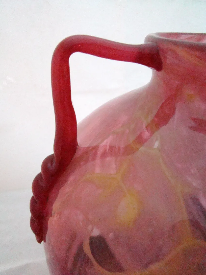 Verre signé Schneider avec un design coloré et une poignée unique.