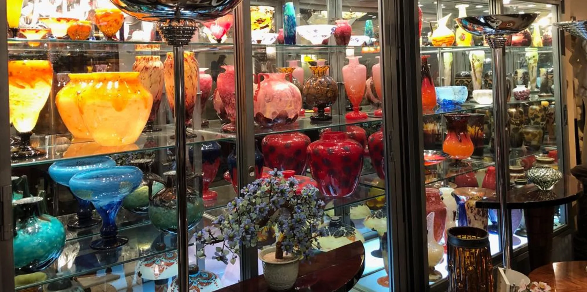 Colección de antigüedades con vidrio firmado Schneider de colores diversos