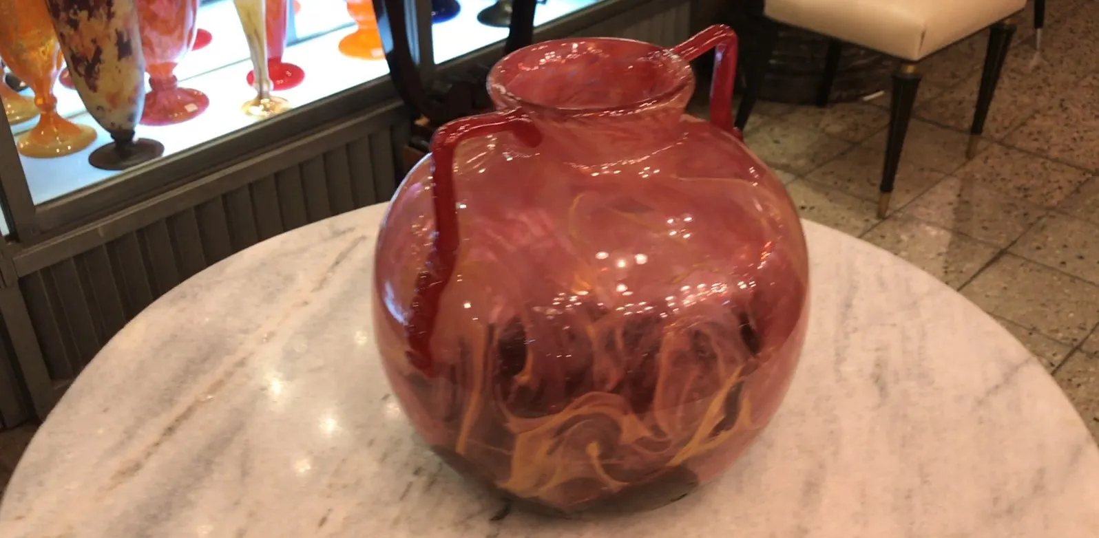 verre ancien signé par schneider en tons de rose et jaune