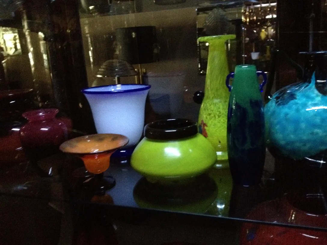 vidrio antiguo firmado por Schneider en colores vibrantes