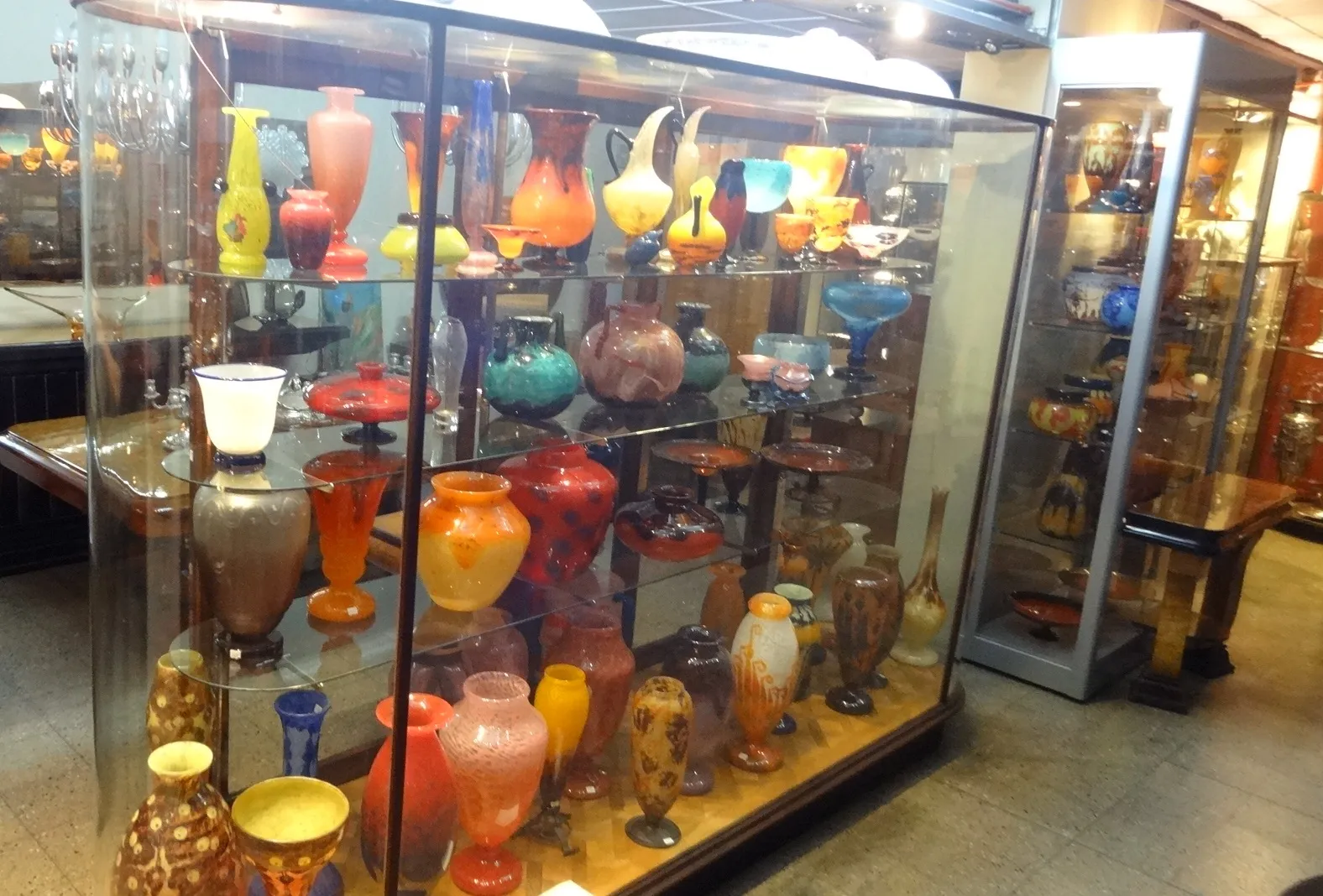 Vetrina con antiquariato vetro firmato Schneider in varie forme e colori