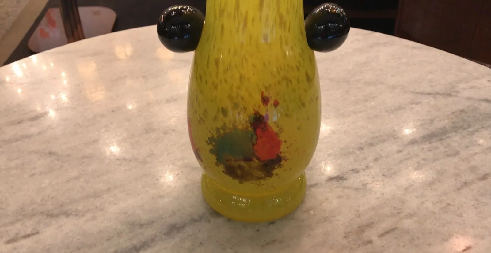 vidro assinado antigo amarelo com detalhes coloridos