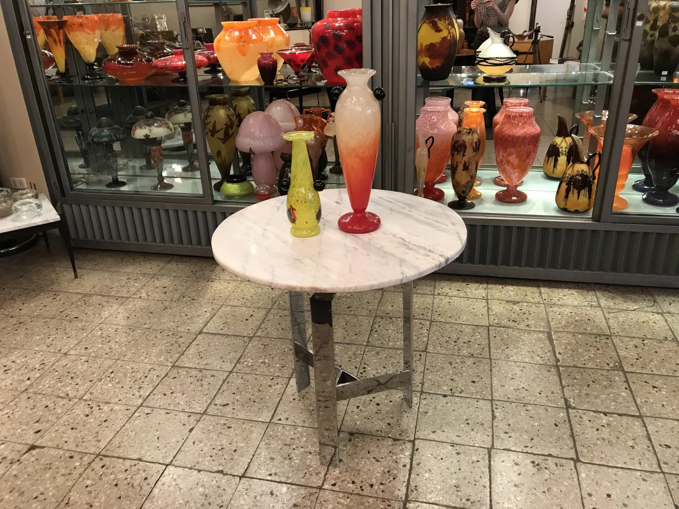 Signiertes Glas von Schneider in einem Vintage-Umfeld ausgestellt.