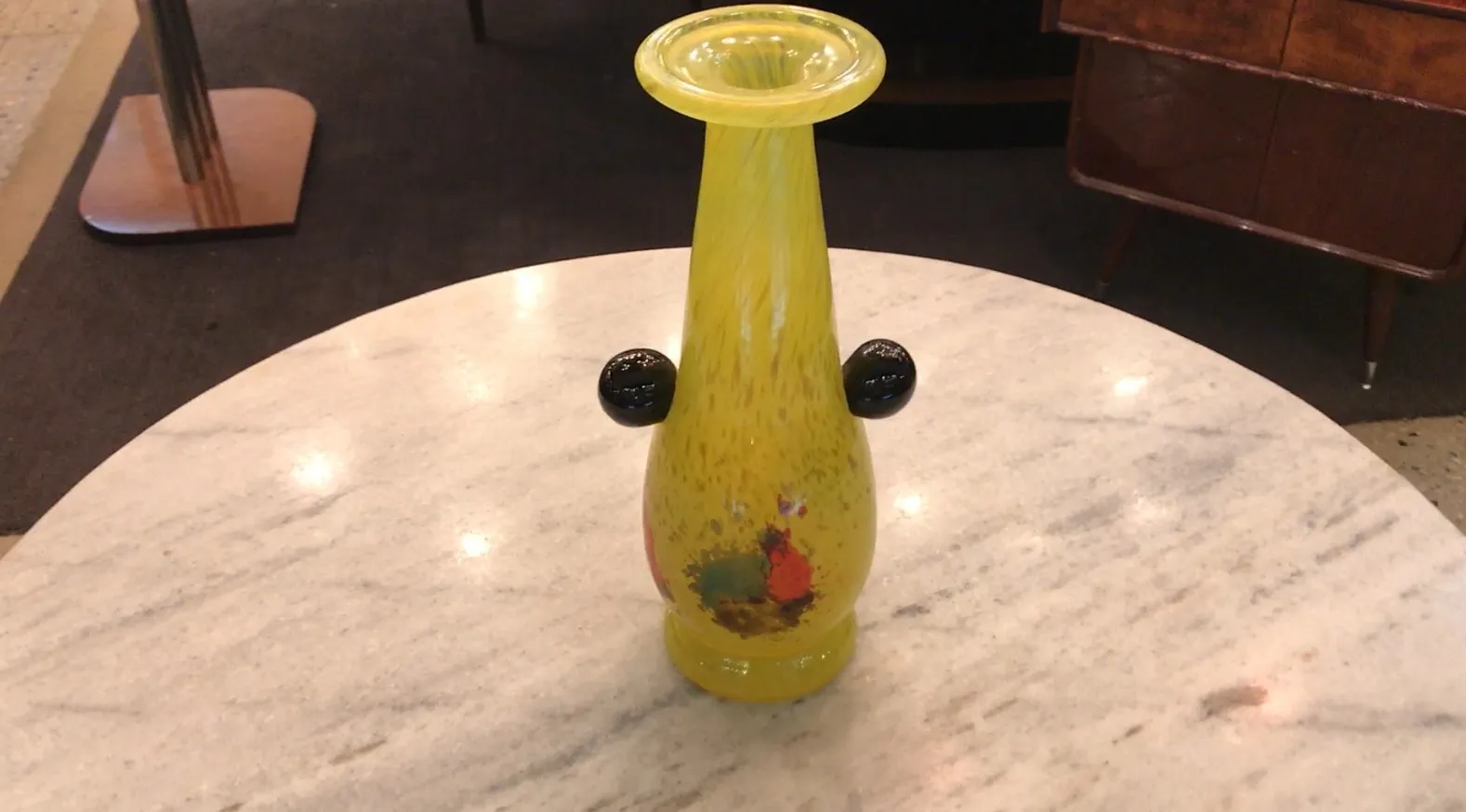 vase jaune avec des détails colorés dans le design, antiquité