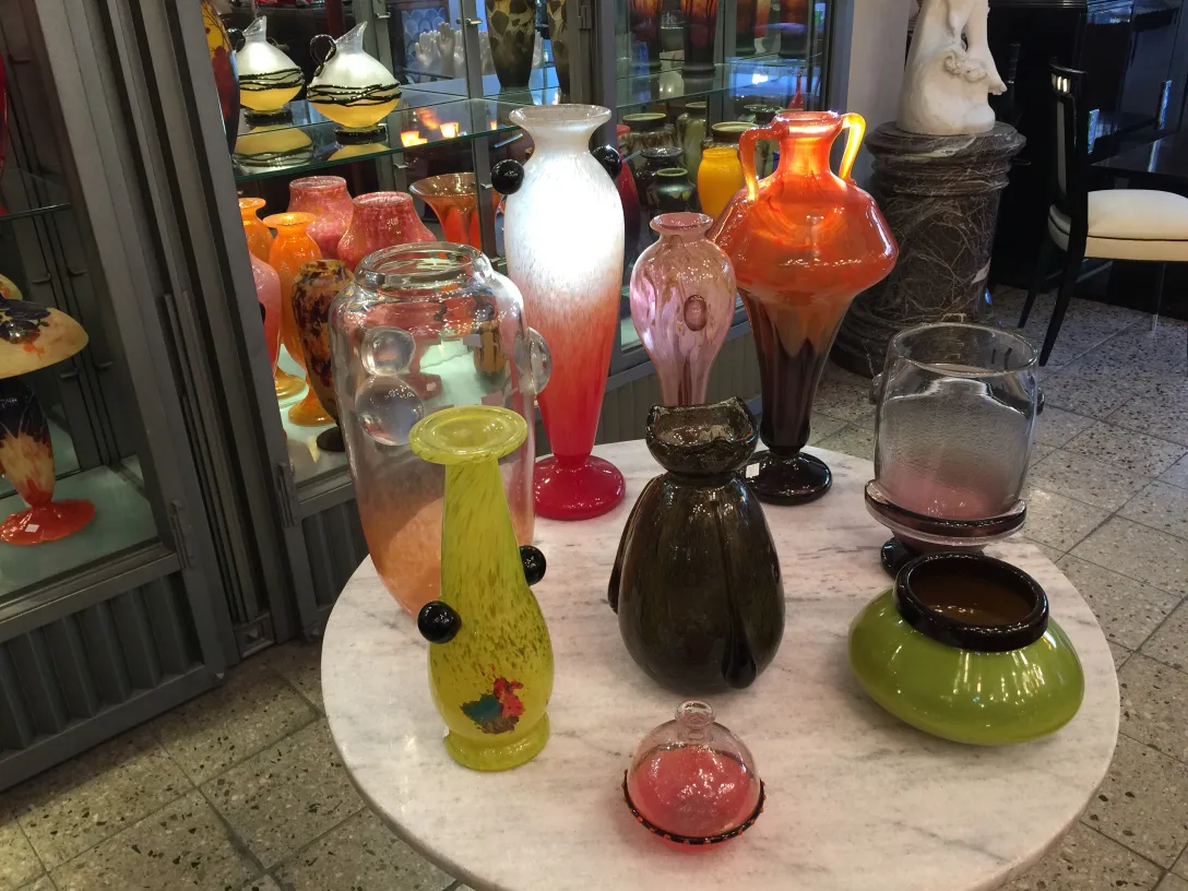 antikes Glas mit Schneider-Unterschrift in lebhafter Ausstellung