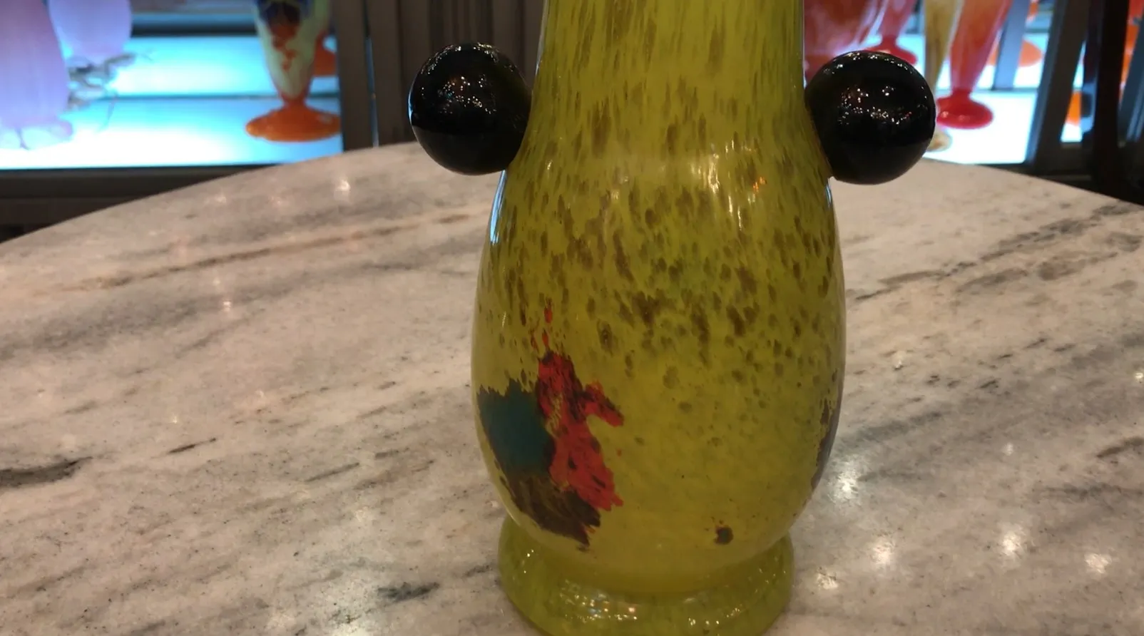 侧面视图，施耐德签名玻璃，色彩丰富，背后有明亮的环境