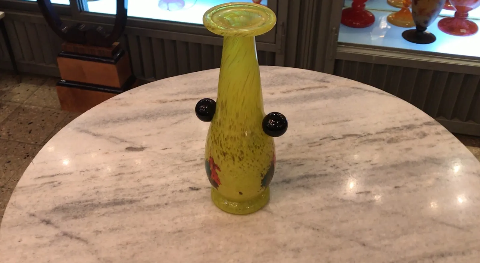 Verre signé Schneider, couleur jaune avec décorations