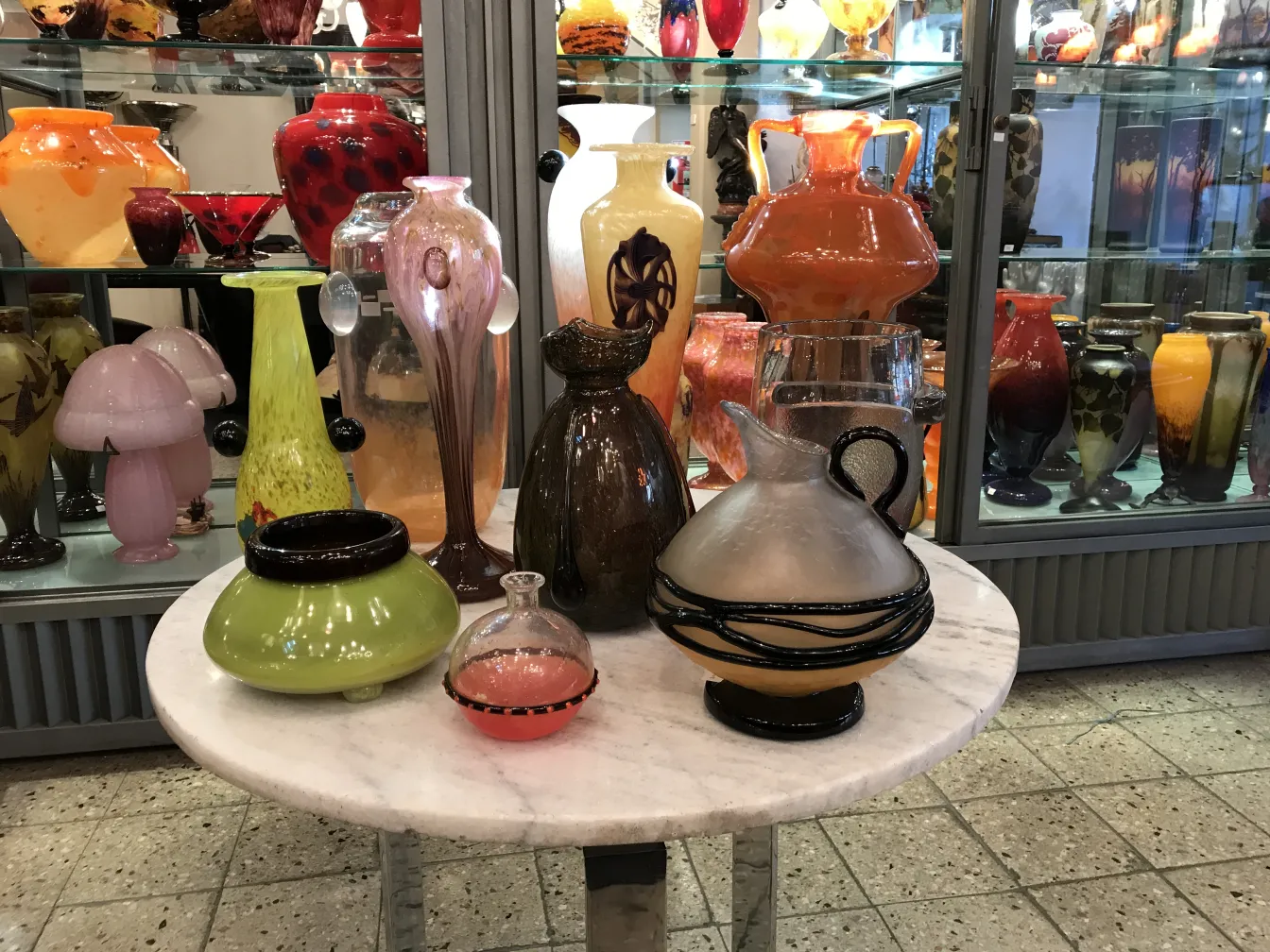 variété d'objets en verre ancien exposés avec des designs notables