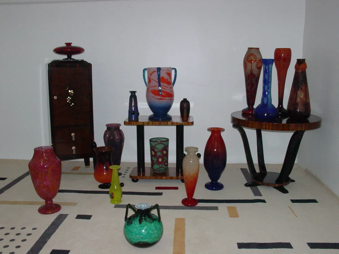 vetro firmato con colori vivaci e decorazioni, antico