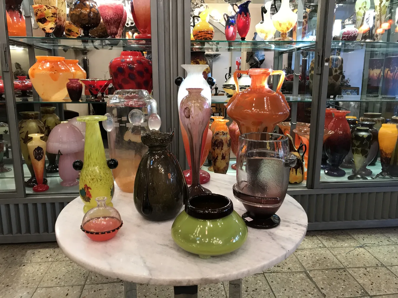 conjunto de antigüedades de vidrio de diferentes colores en exhibición