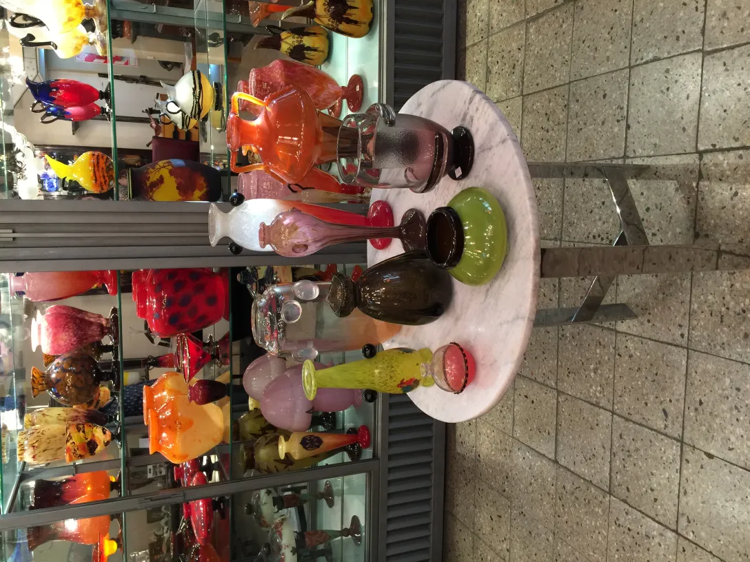 vidrio con firma schneider, decorativos colores brillantes en vitrina.