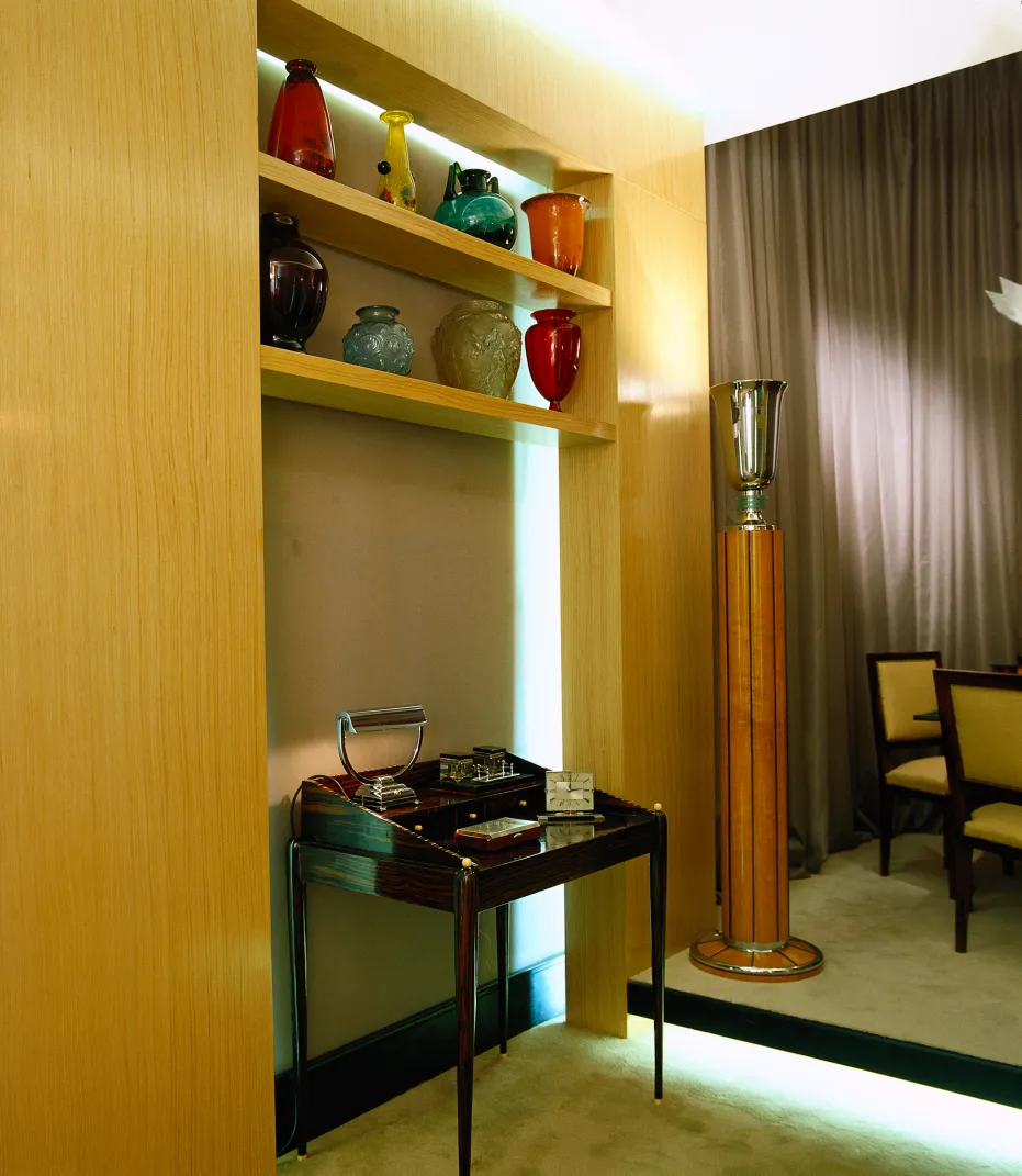 vidro assinado por schneider em uma prateleira com outros itens