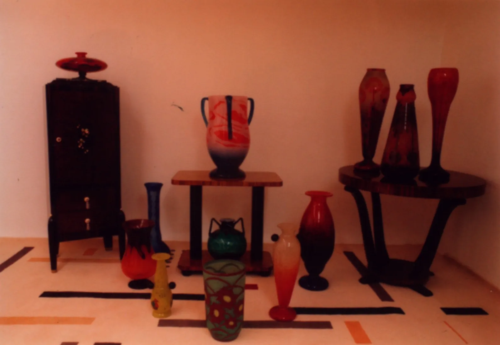 variété de verres anciens signés sur une table