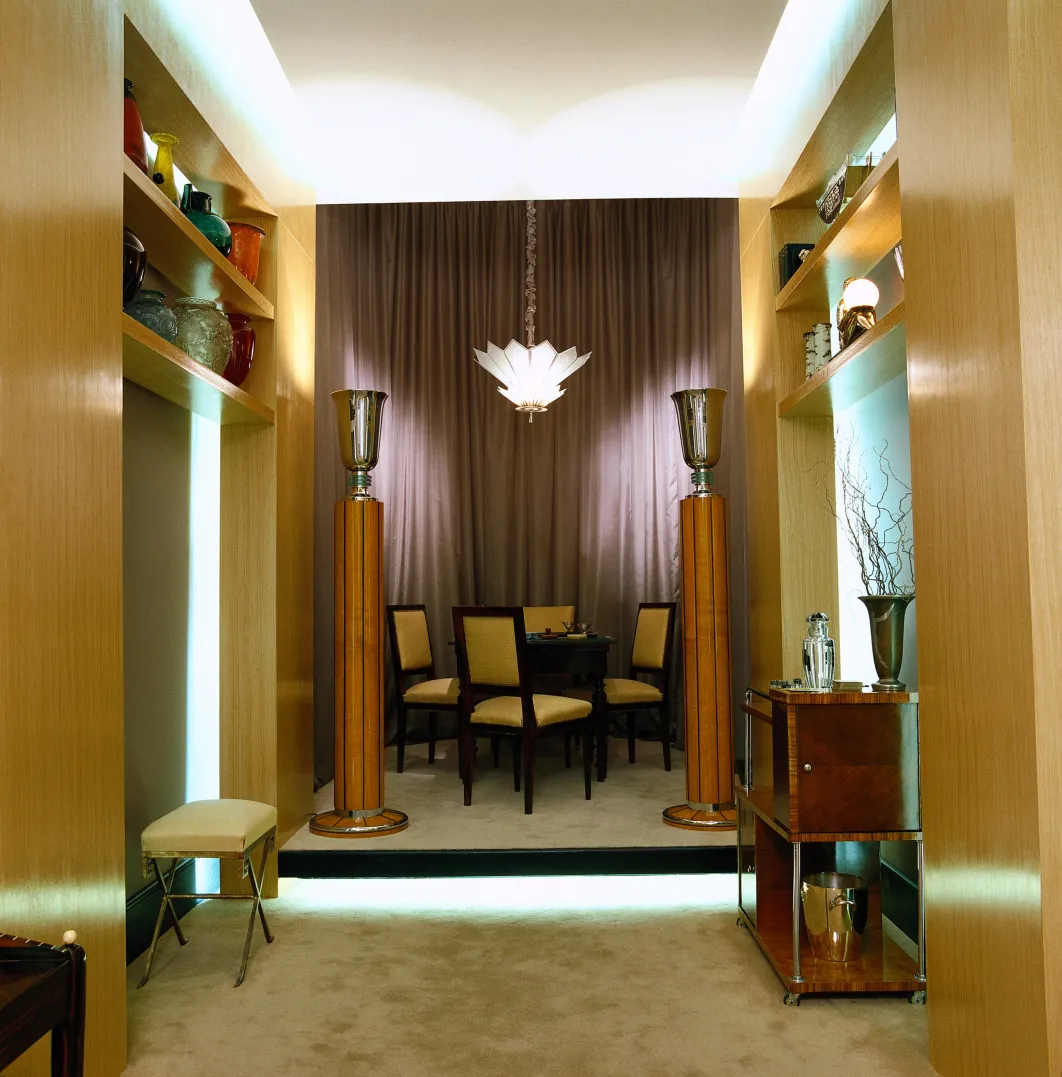 Vetro firmato da Schneider, con dettagli ornamentali in un ambiente elegante.