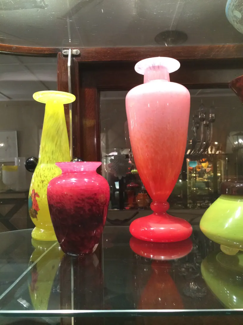 vetro antico con colori vivaci e forme eleganti