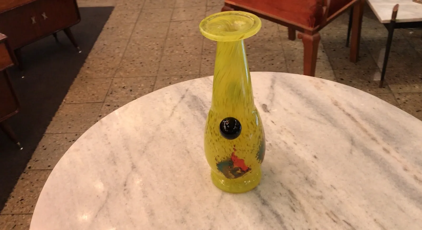 Vetro firmato giallo con design decorativo