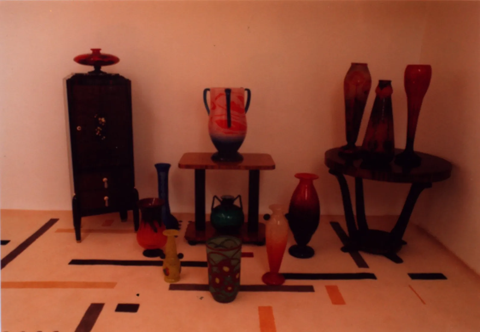 Signiertes Glas von Schneider in einem Vintage-Umfeld mit lebendigen Farben und verschiedenen Formen.