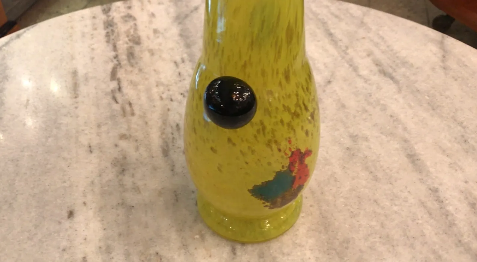 Verre signé par Schneider en couleur jaune avec décoration, antiquité.