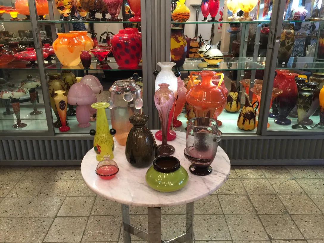 vases en verre anciens décoratifs de différentes couleurs et formes