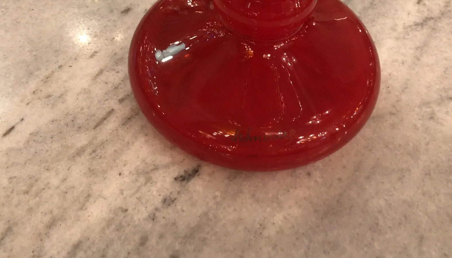 Vidrio antiguo firmado Schneider con base en color rojo.