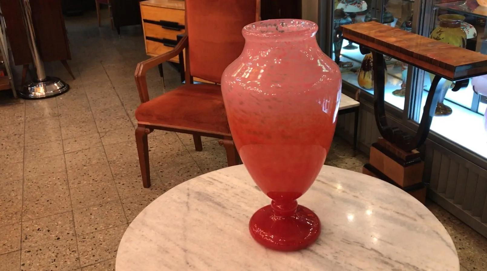 vaso antigo de vidro assinado de cor vermelha em um ambiente elegante