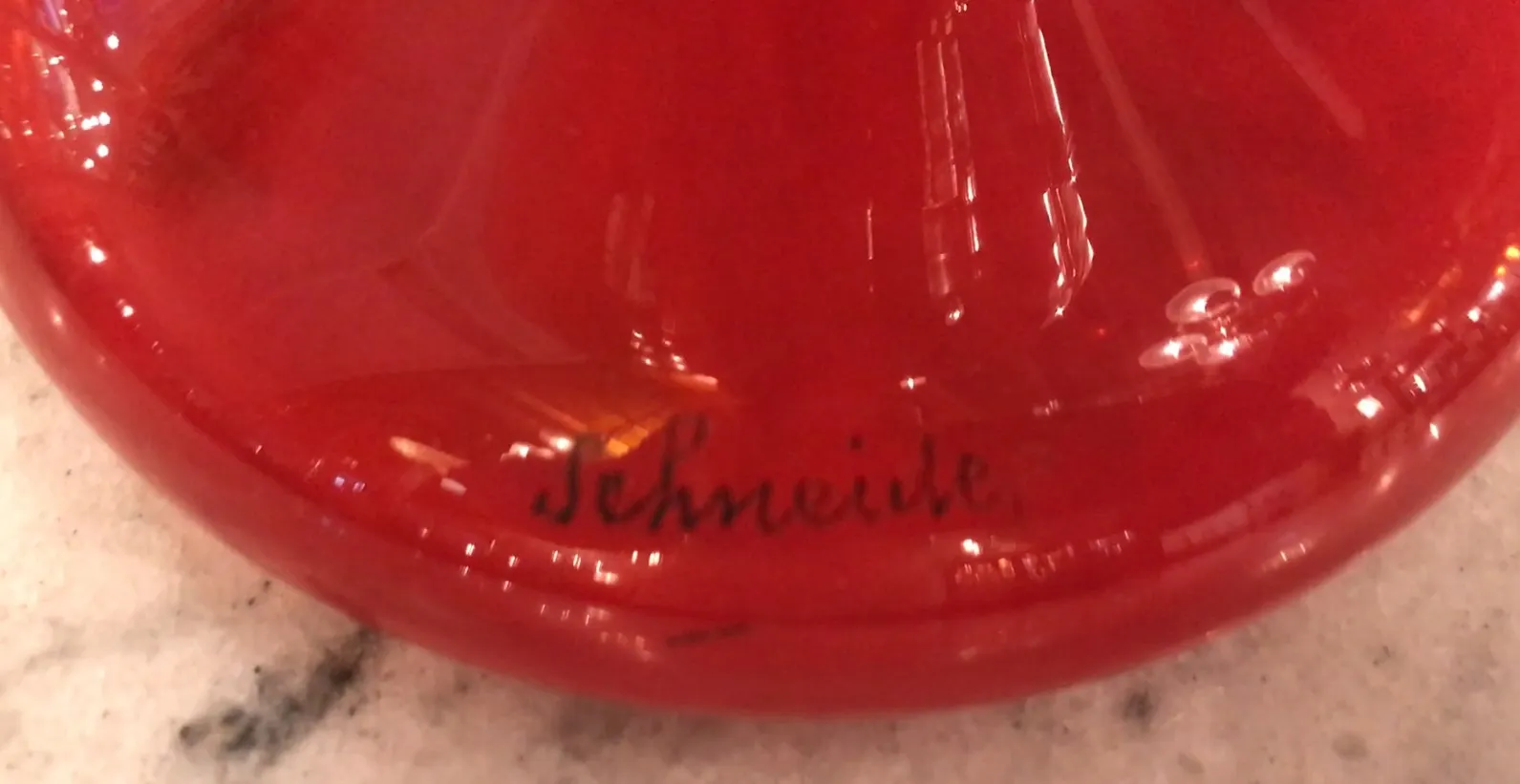 verre ancien signé rouge avec des caractéristiques classiques