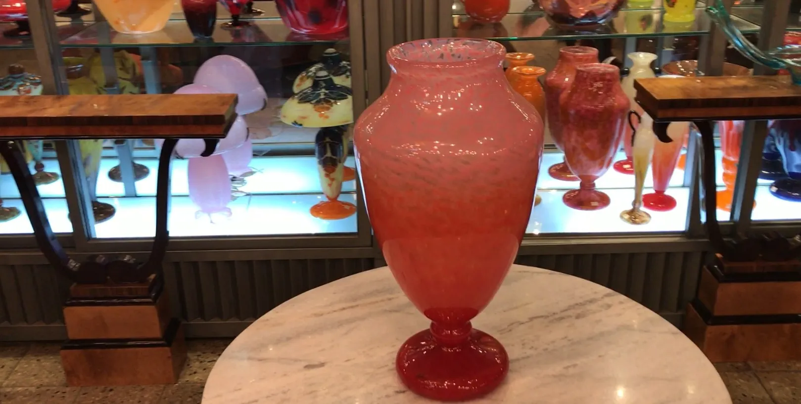 Luxuriöses antikes Glas, signiert von Schneider, mit zartem Rosadesign