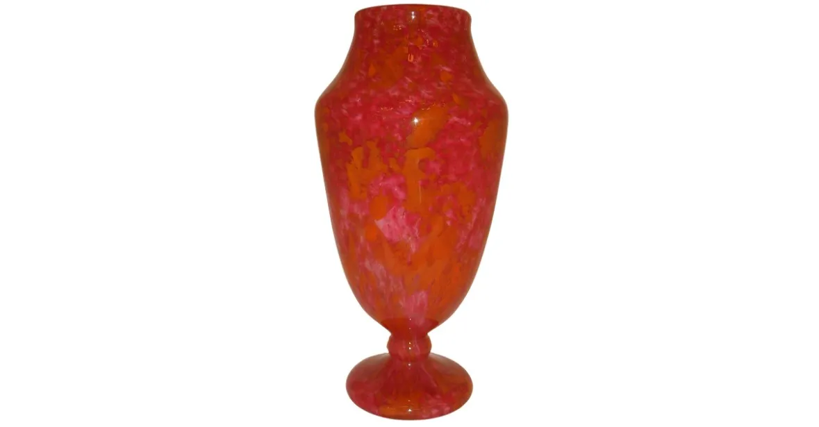 vase en verre signé, couleurs vives, forme élégante