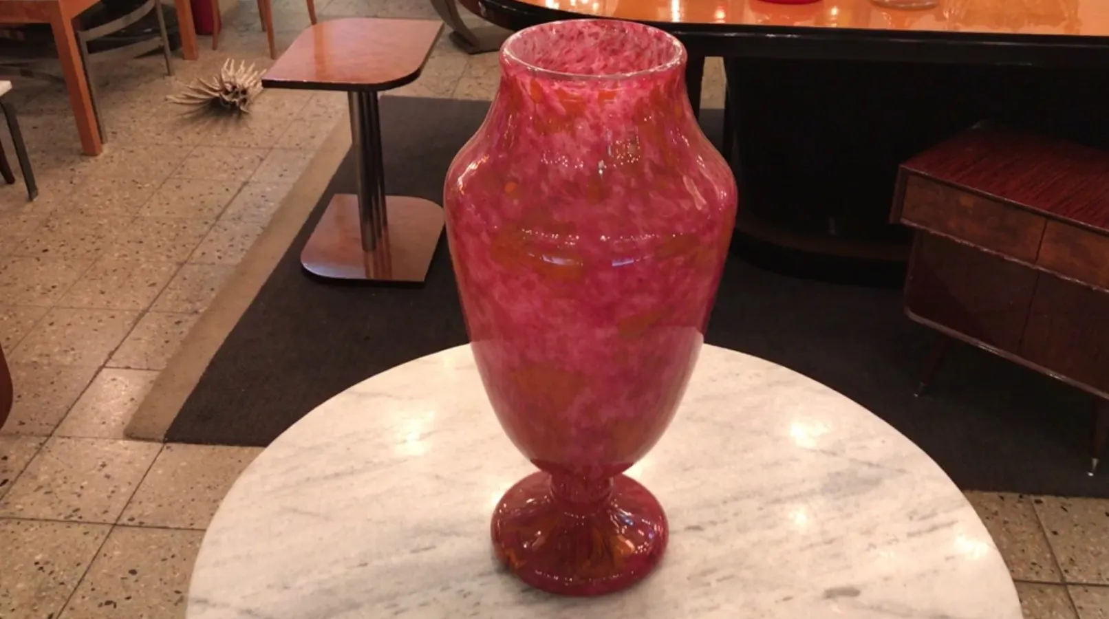 Vaso di vetro antico firmato in toni rossi e gialli.