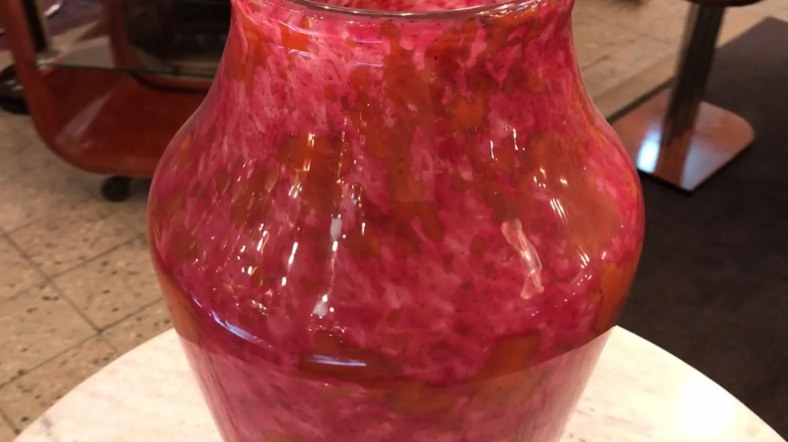 Vase en verre signé par Schneider avec des couleurs vives