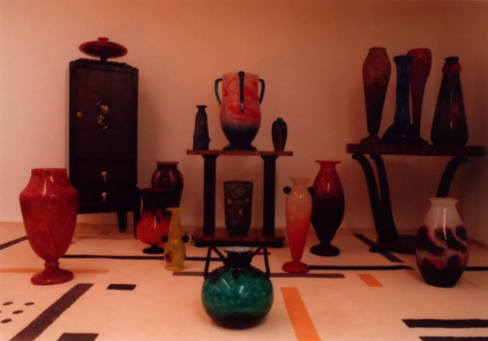 vidrio antiguo firmado, decoraciones diversas en fondo